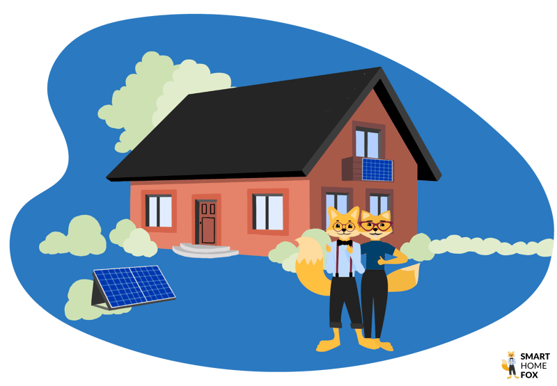 Das Solakon Balkonkraftwerk steht auf einem Ständer im Garten und ist ein weiteres Solarmodul auf dem Balkon am Geländer festgemacht und ein Smart-Home-Fox-Expertenpärchen steht vor dem Haus.